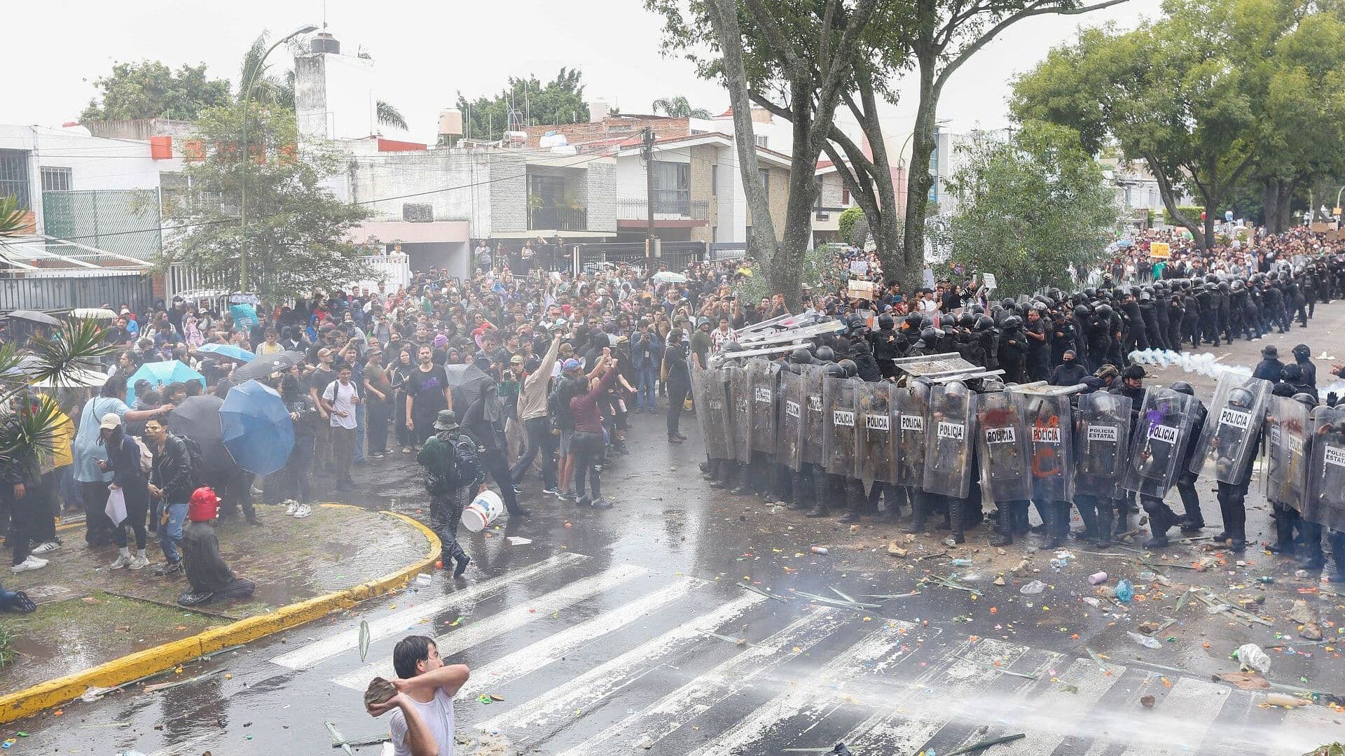 Grupo de Choque Irrumpió en Manifestación frente a Casa Jalisco; Informa Pablo Lemus