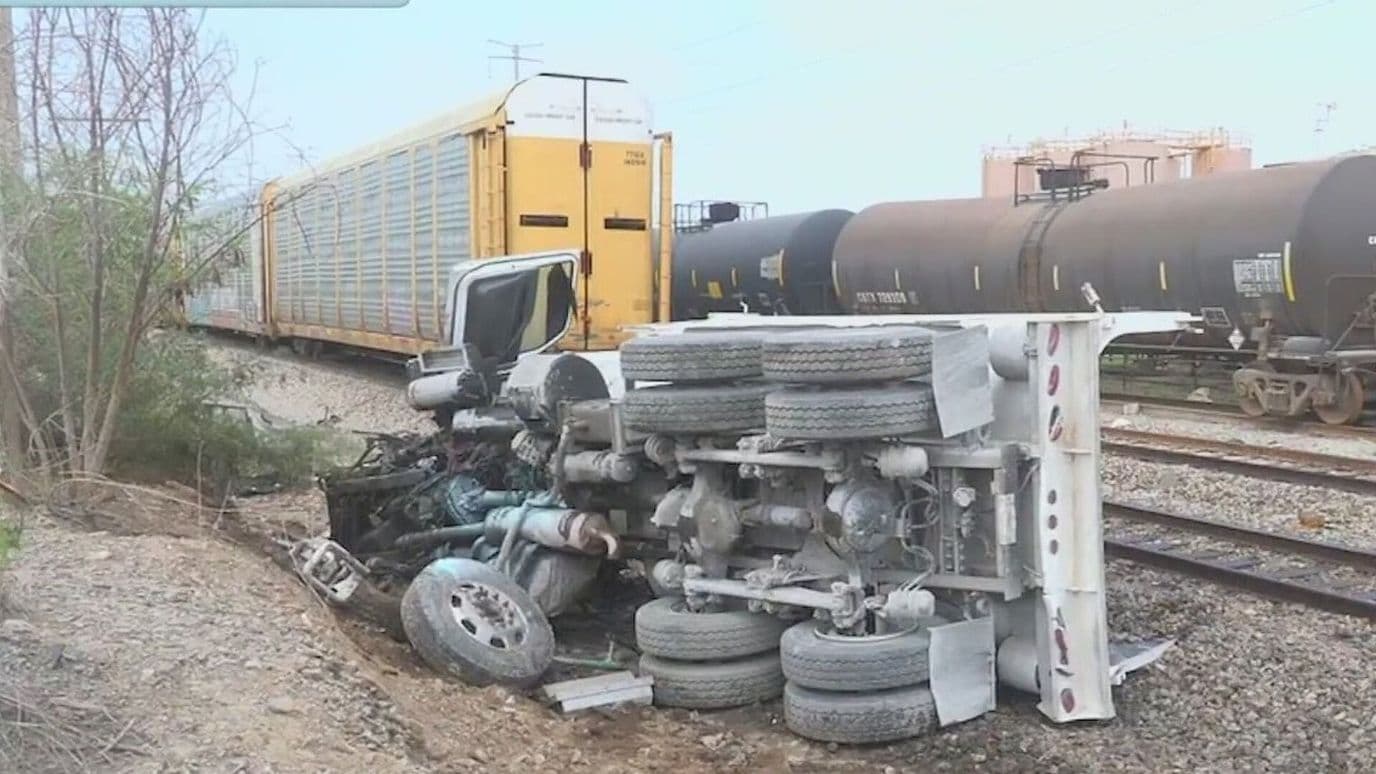 Vuelca Vehículo Al Intentar Ganar Paso Al Tren en García, NL