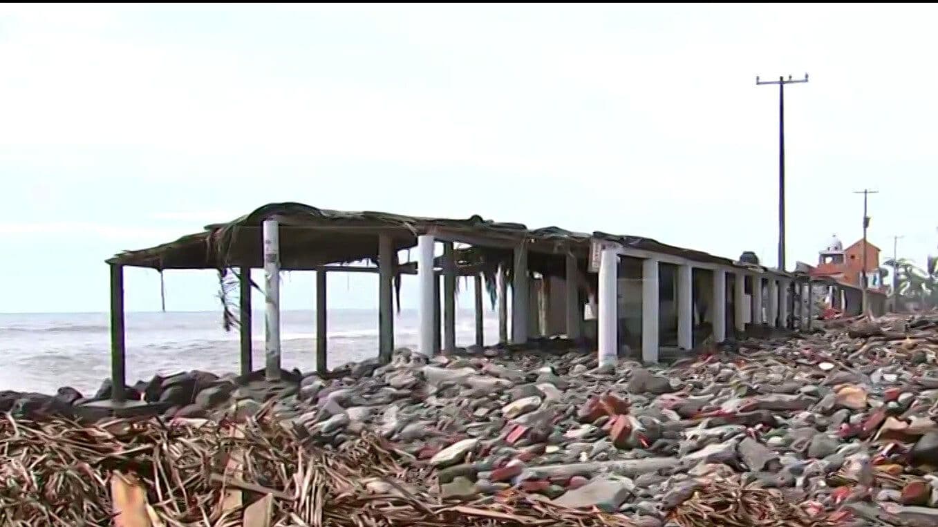 Playa El Paraíso, en Colima, Queda en Escombros Tras el Paso del Huracán Simon