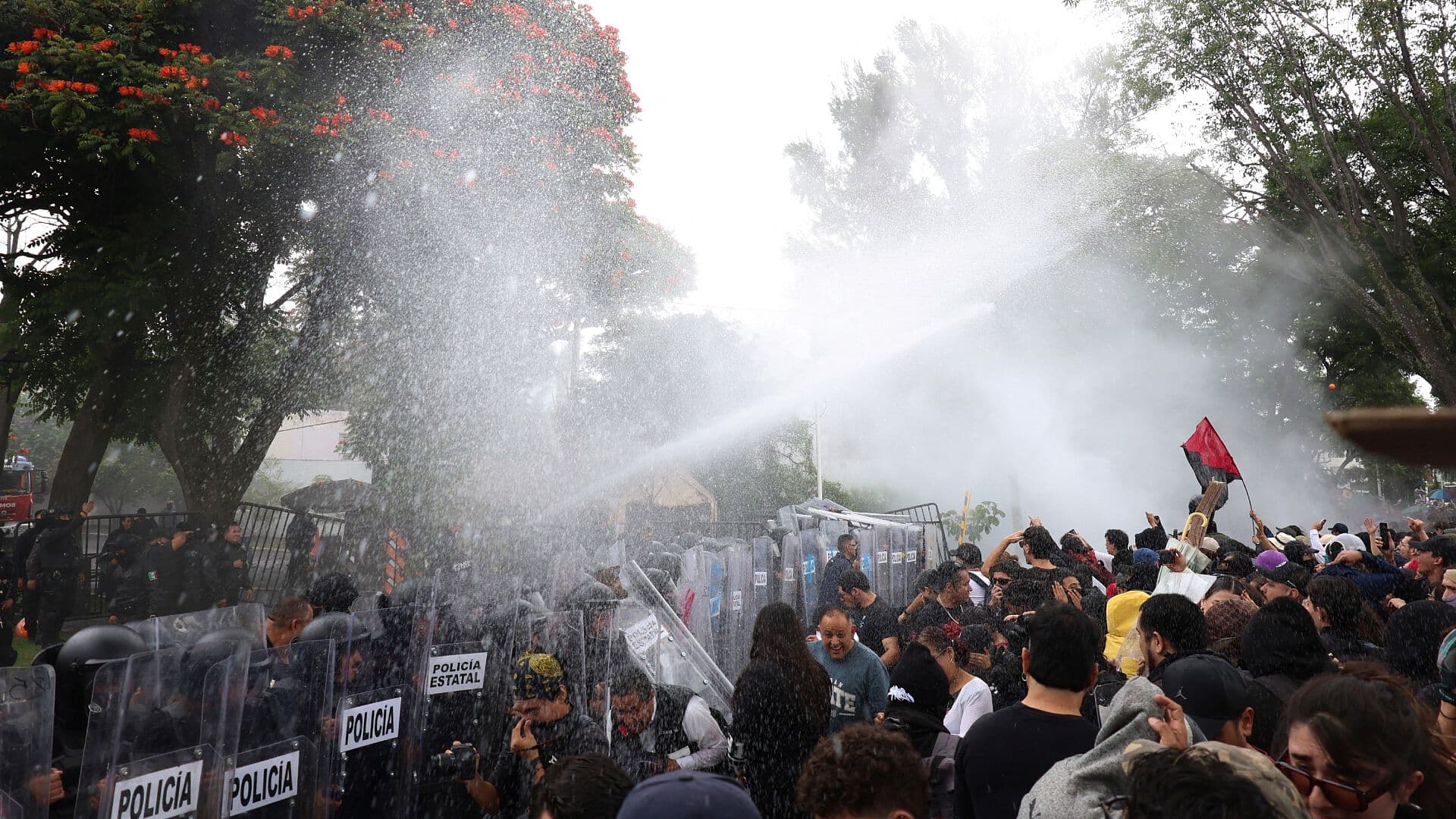 Policías Usan Agua contra Manifestantes en Marcha por el Agua en Guadalajara