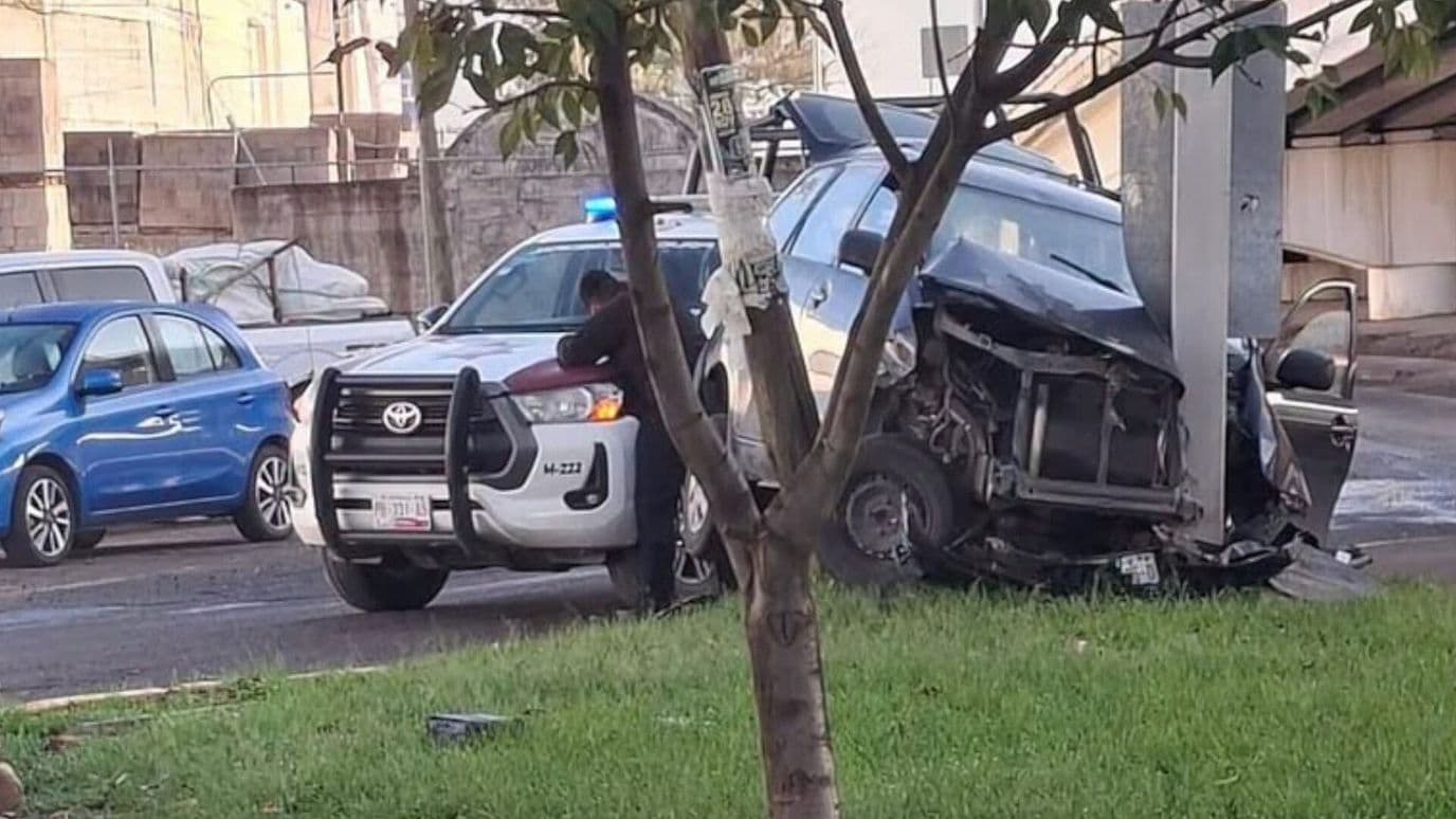 Accidente Camioneta Choque contra Postes Carretera Puebla Atlixco Altura Chipilo