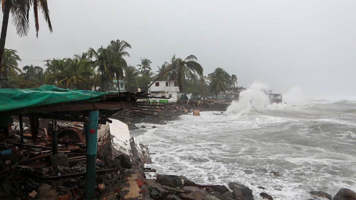 Huracán Simón Mantiene en Alerta a la Población del Pacífico Mexicano