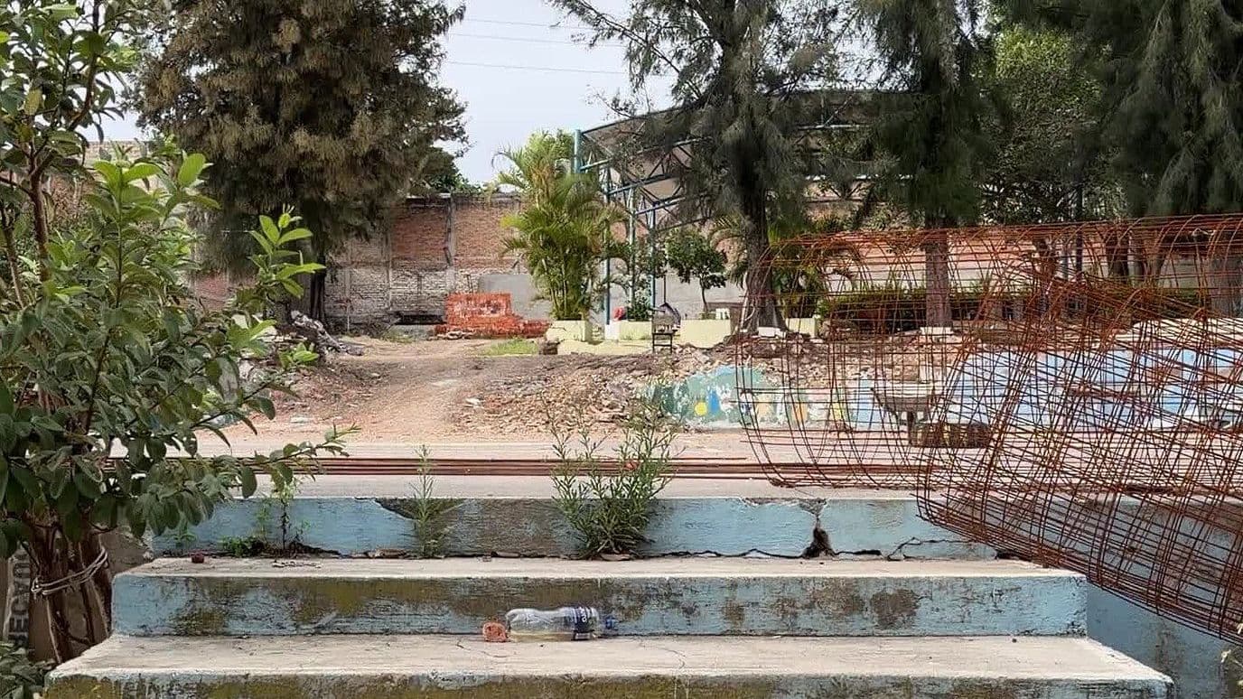 Padres de Familia Exigen Reparar Escuela Urbana 161 Juan Gil Preciado en Guadalajara