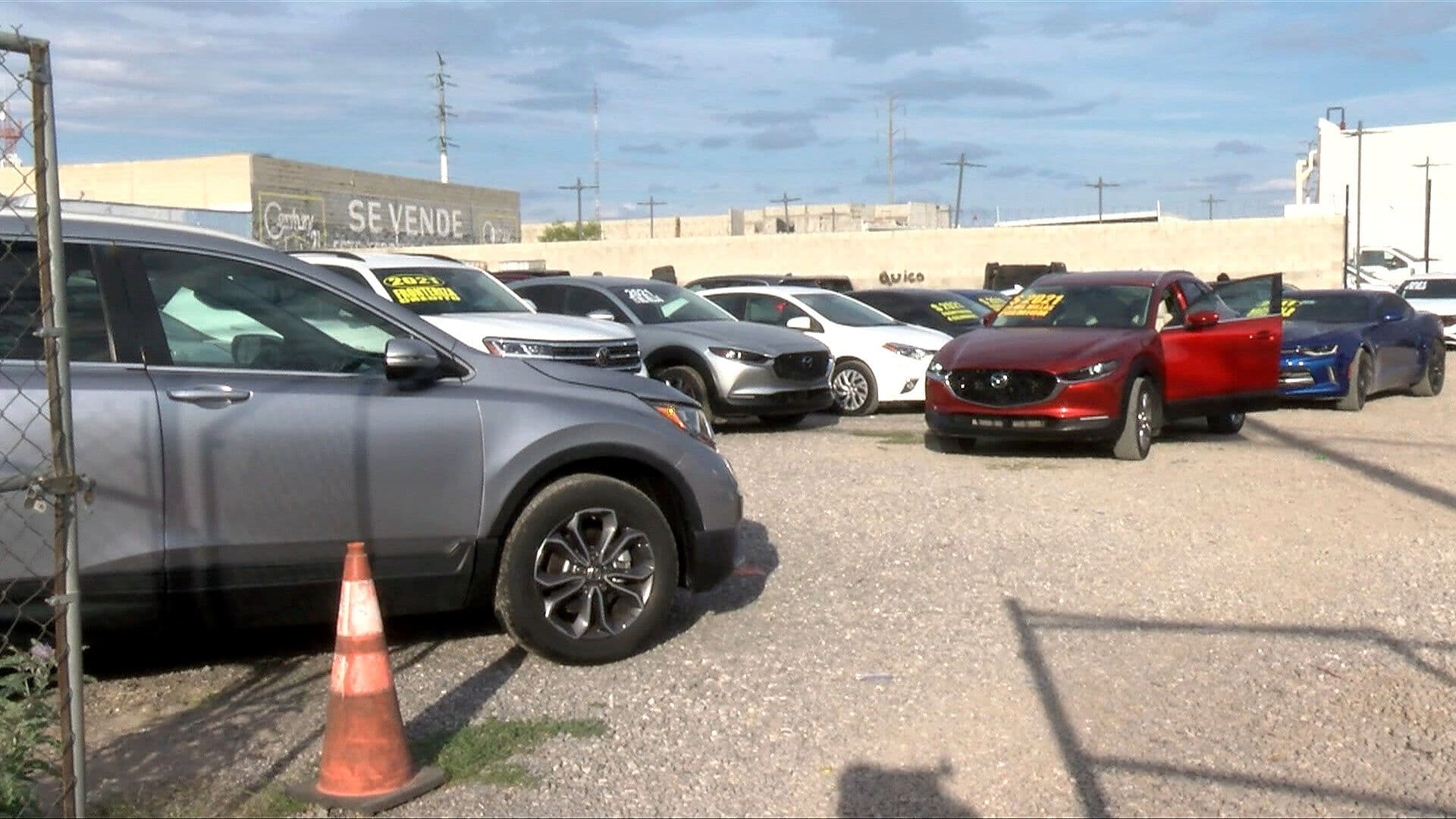‘Dios me mandó’; Hombre Llega Con Su Familia y Exige un Auto Gratis en Lote de Chihuahua