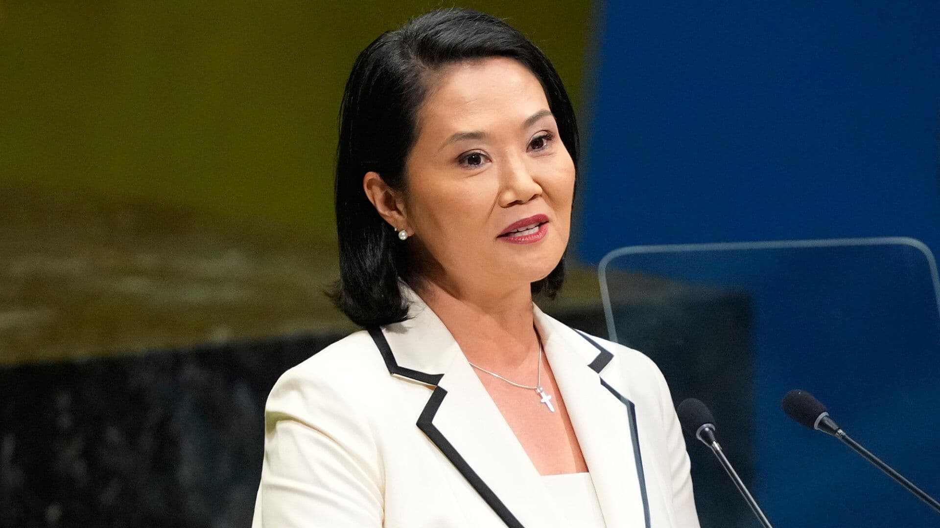 Sin Maquillaje y Pelo Corto: Fujimori Presenta Nuevas Normas de Disciplina Escolar en Perú