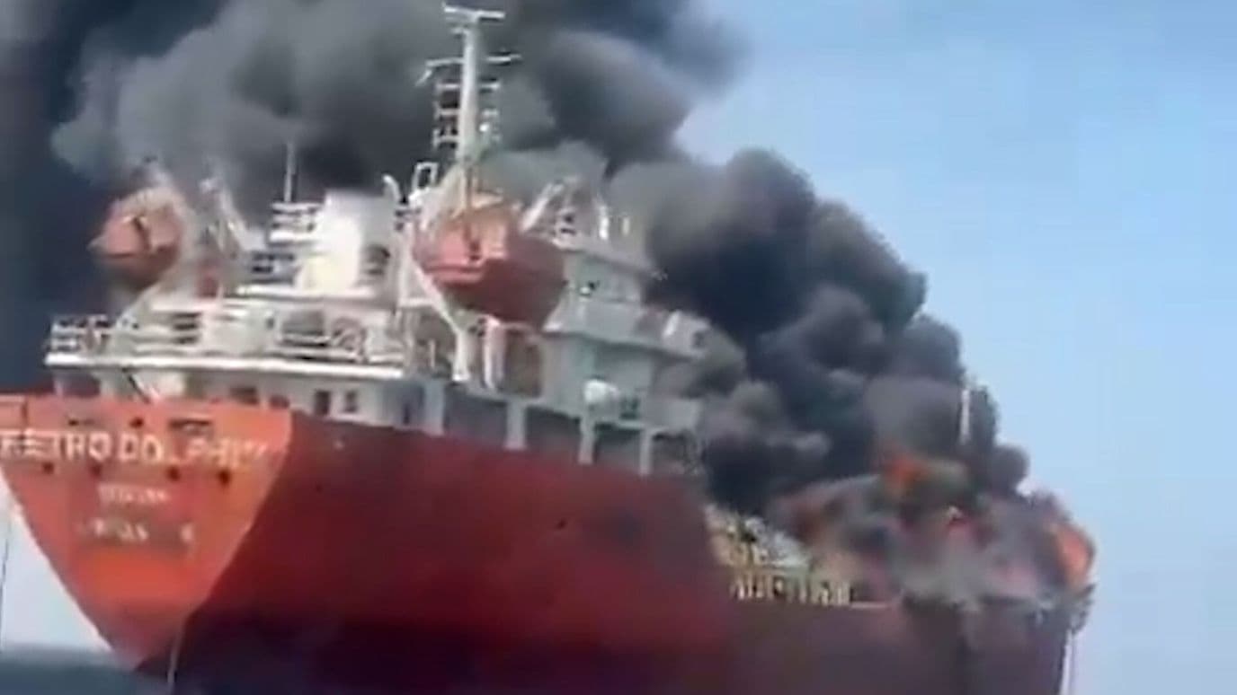 Atacan Buque Petrolero en el Estrecho de Ormuz
