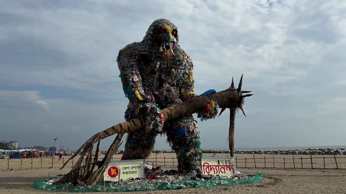 “Monstruo” de 15 Metros de Basura Sorprende en Playa
