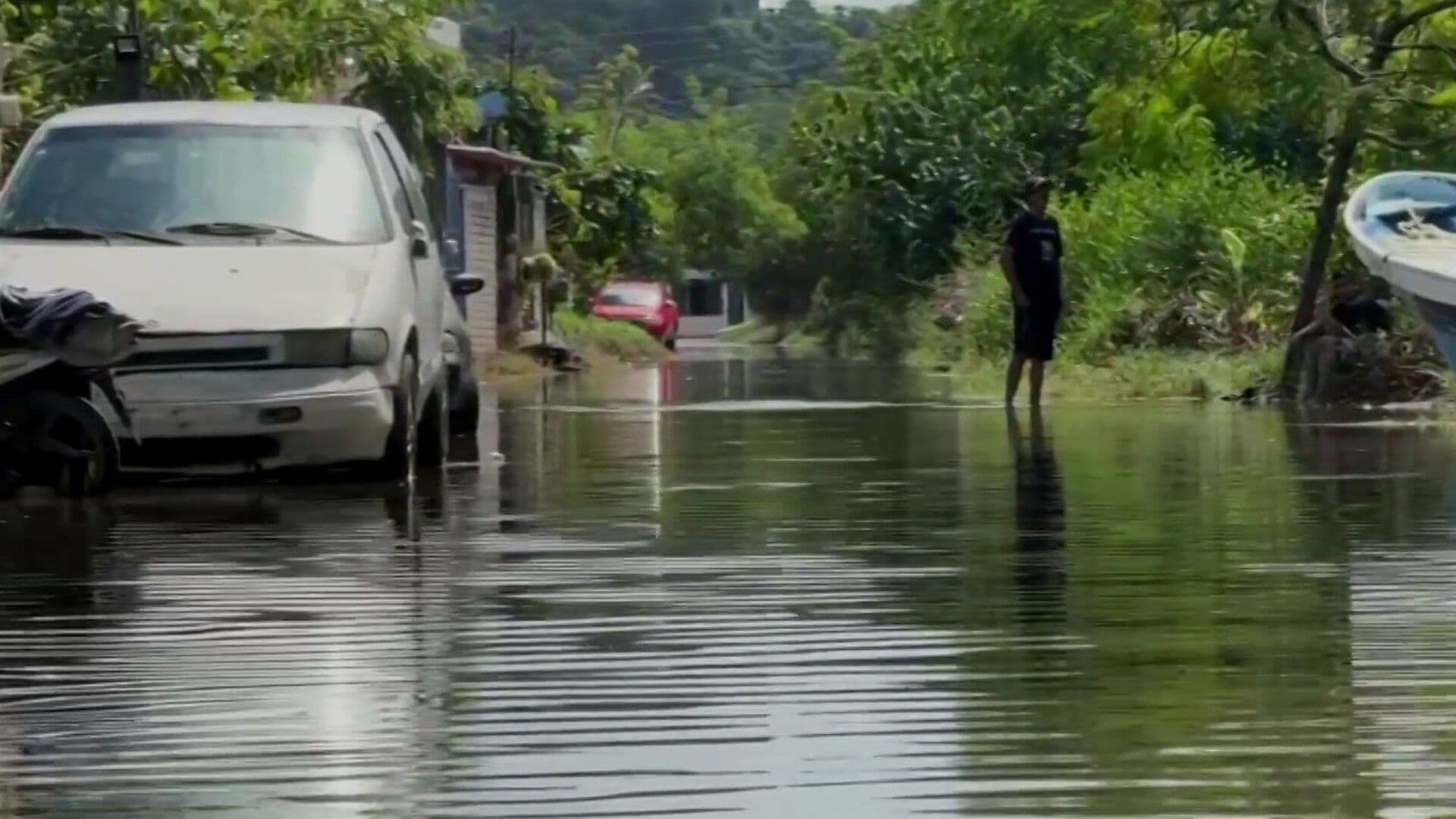 Huracán Simon: Familias se Niegan a Dejar sus Casas por Miedo a Delincuencia