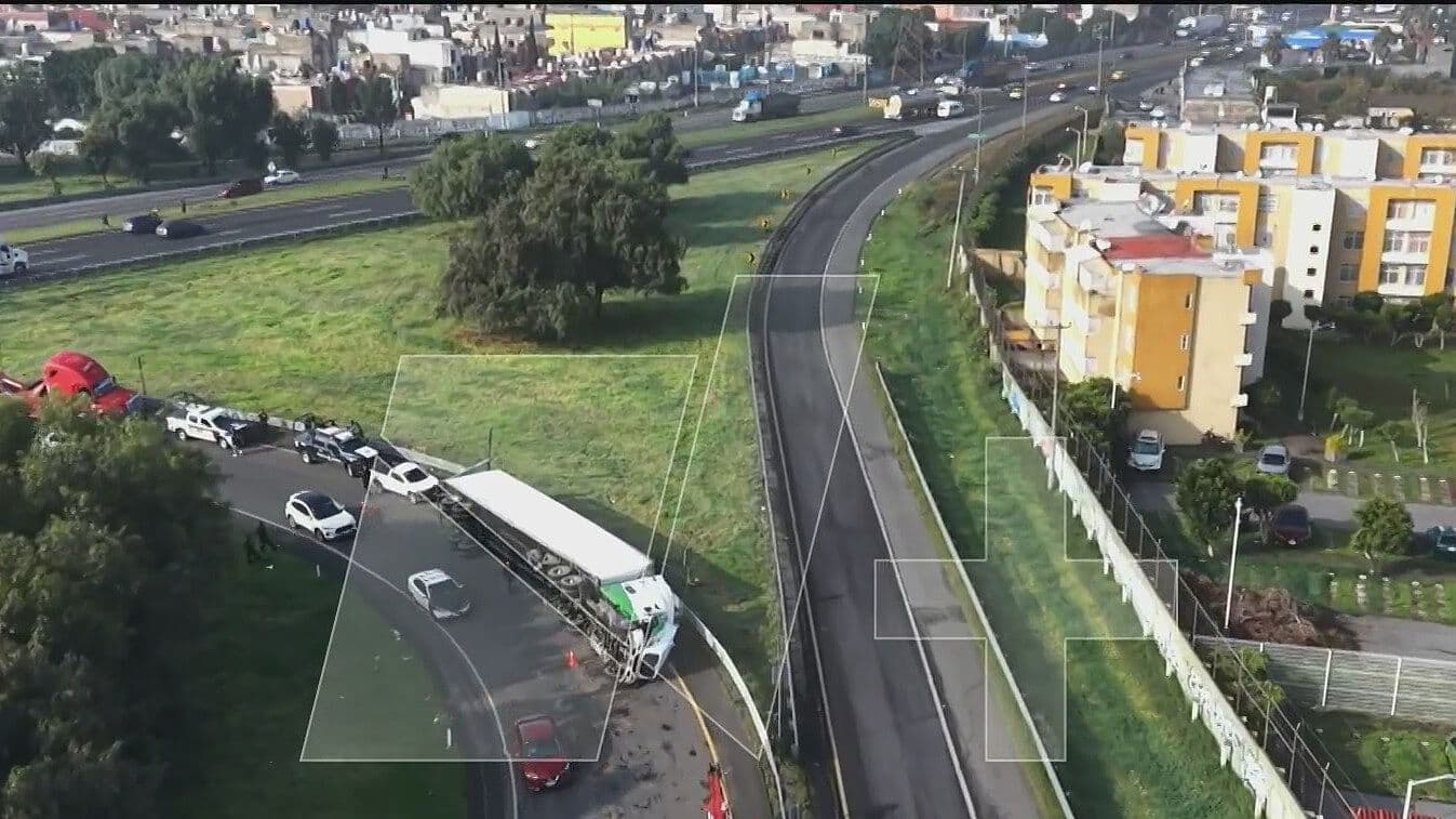 Así se Ve Deses el Aire Tráiler Volcado en Ecatepec y Afecta Incorporación a la México-Pachuca