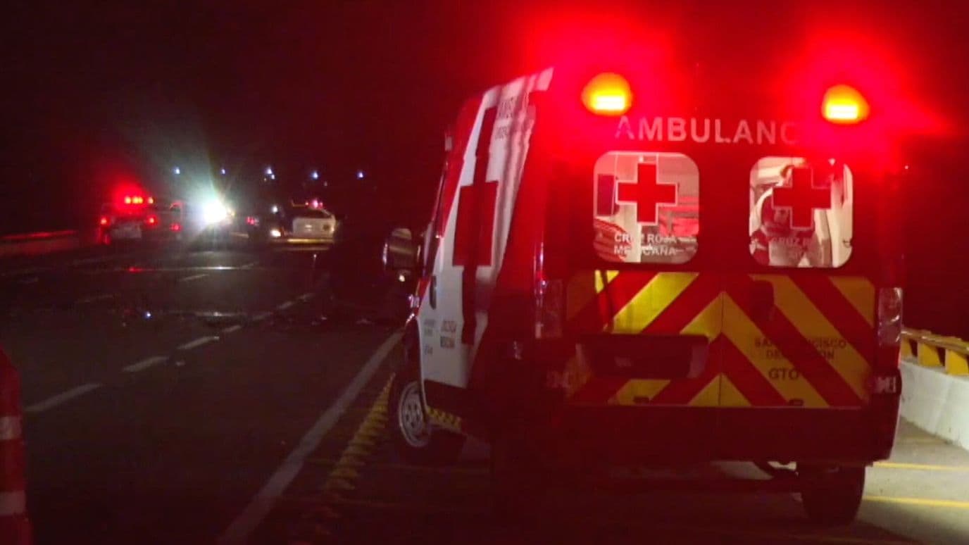 Muere Mujer y Hombre Tras Chocar su Motocicleta con un Auto en León, Guanajuato