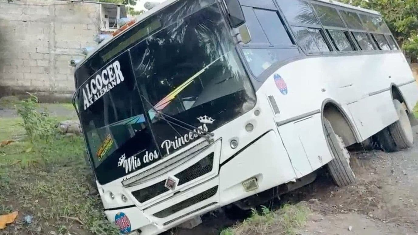 Autobús Cae a Zanja y Casi Vuelca en el Predio Tres en Veracruz