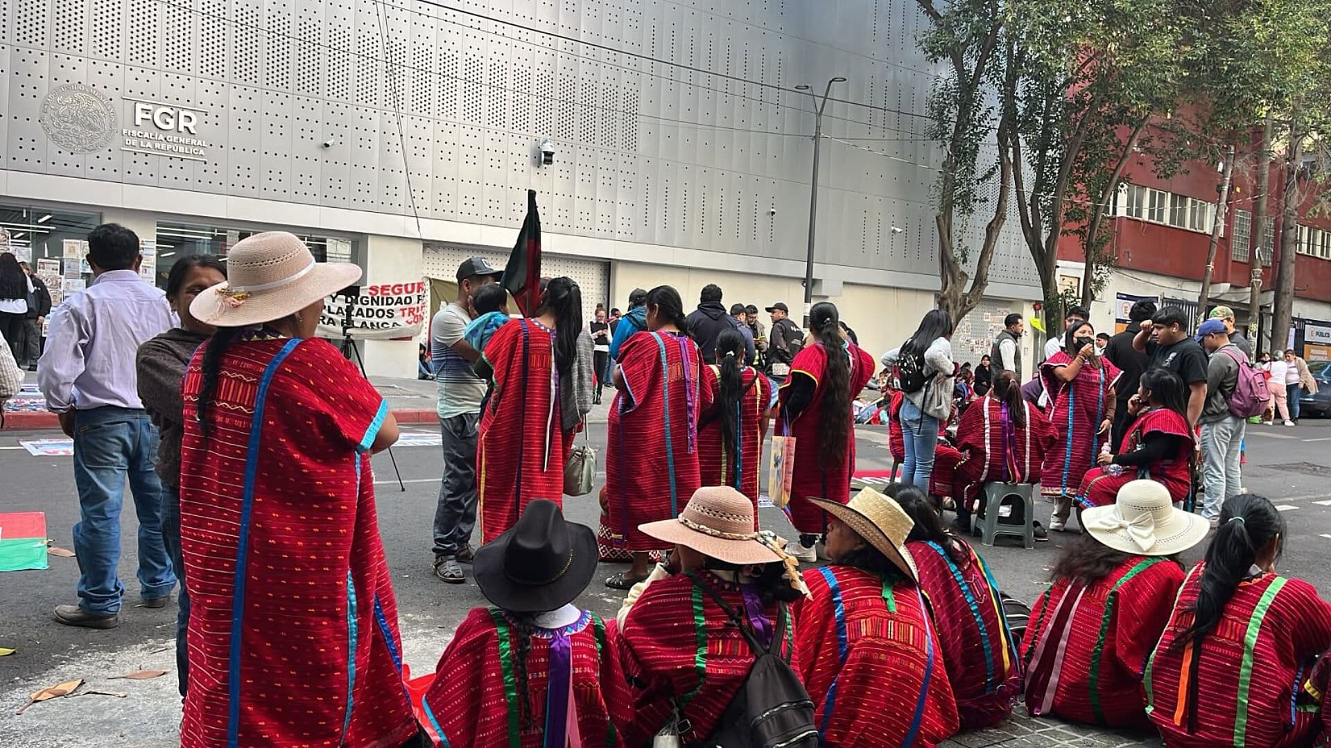 Colectivo Protesta Afuera de la FGR; Esto Piden los Manifestantes