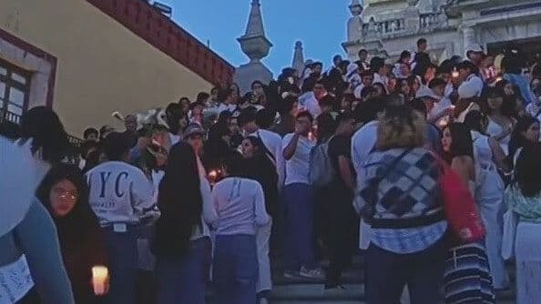 Estudiantes de la Universidad de Guanajuato Colocan una Ofrenda por Muerte de Estudiante