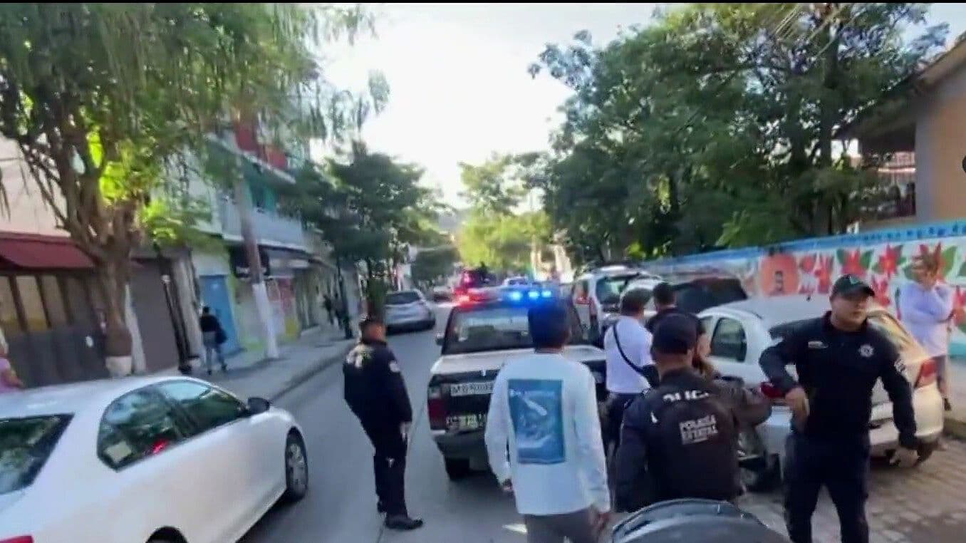 Video |  Somenten a Hombre que Golpeaba a una Mujer Afuera de una Escuela en Guerrero