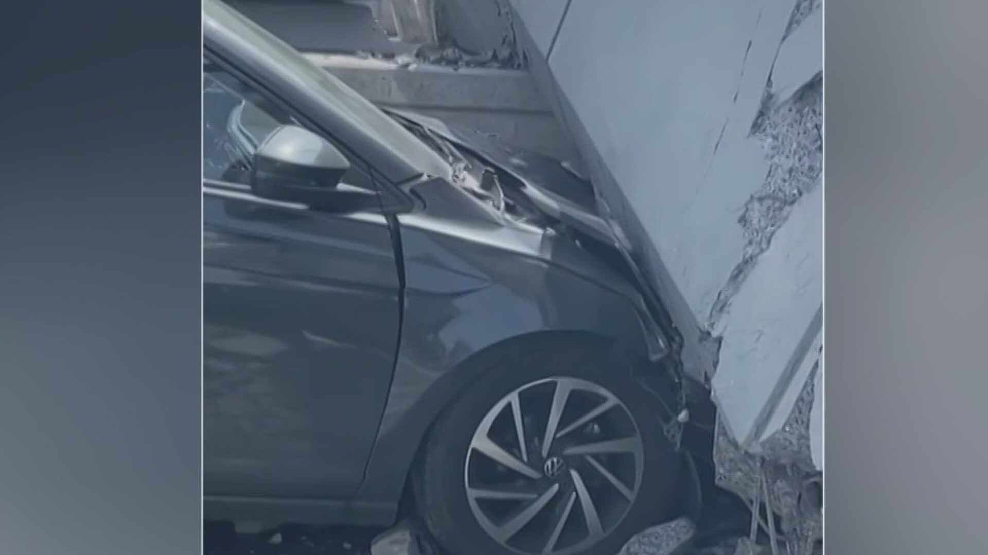 Un Puente Peatonal Colapsa sobre un Auto en Monterrey, Nuevo León