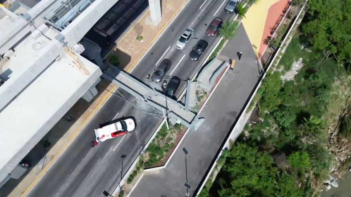 Así se Ver Desde el Aire Caída de Puente sobre Auto en Constitución en Monterrey