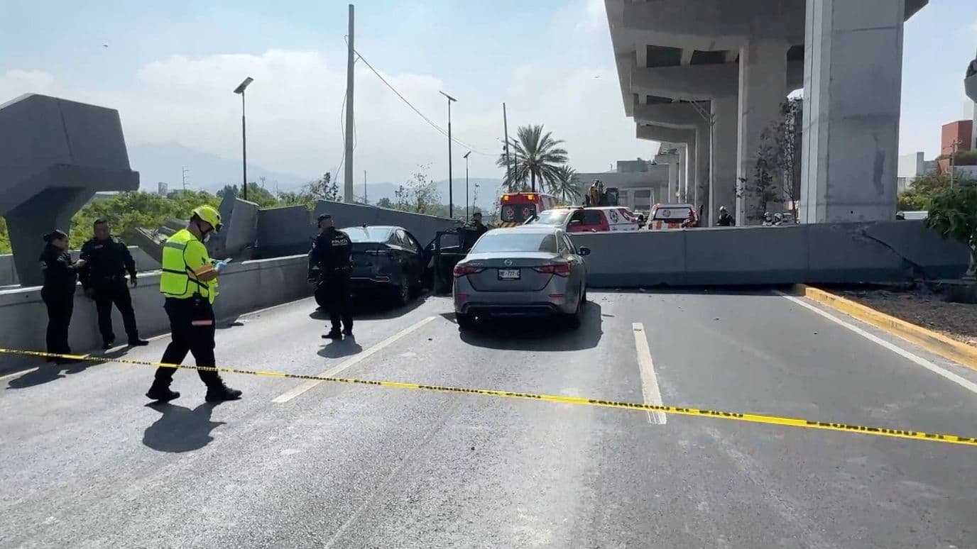 Conductor Narra Caída de Puente sobre Auto en Av. Constitución en Monterrey