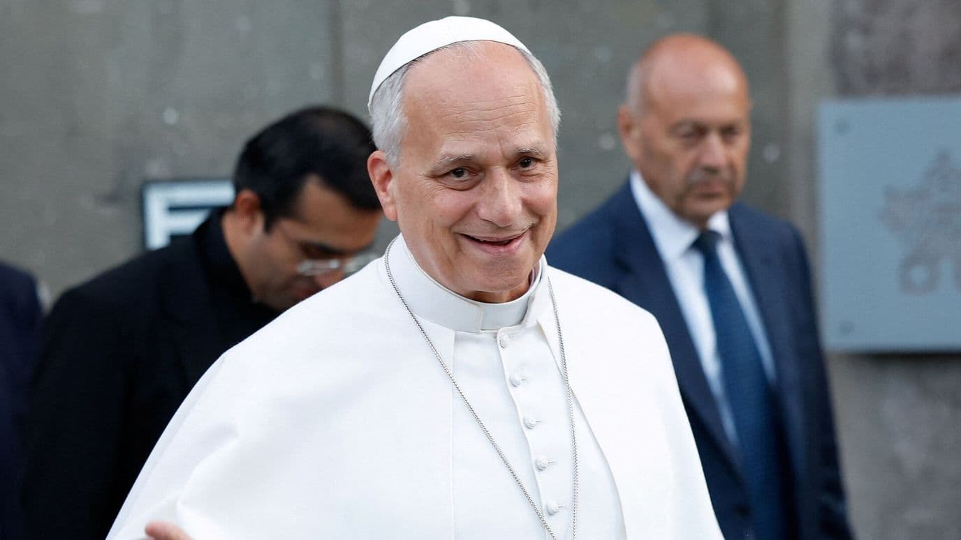 Cientos de Fieles Rezan por la Salud del Papa León XIV