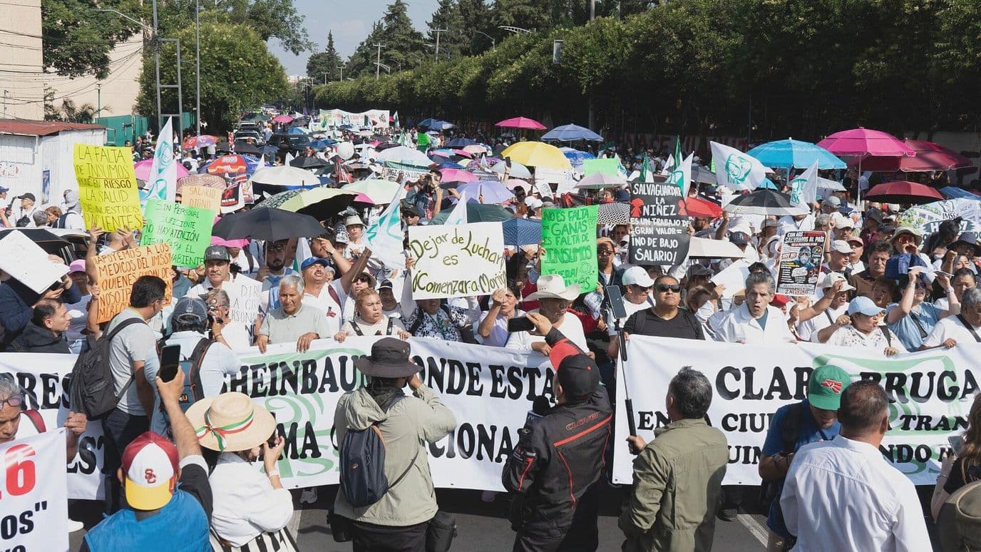 Inicia Mega Marcha de Trabajadores del IMSS en Ciudad de México