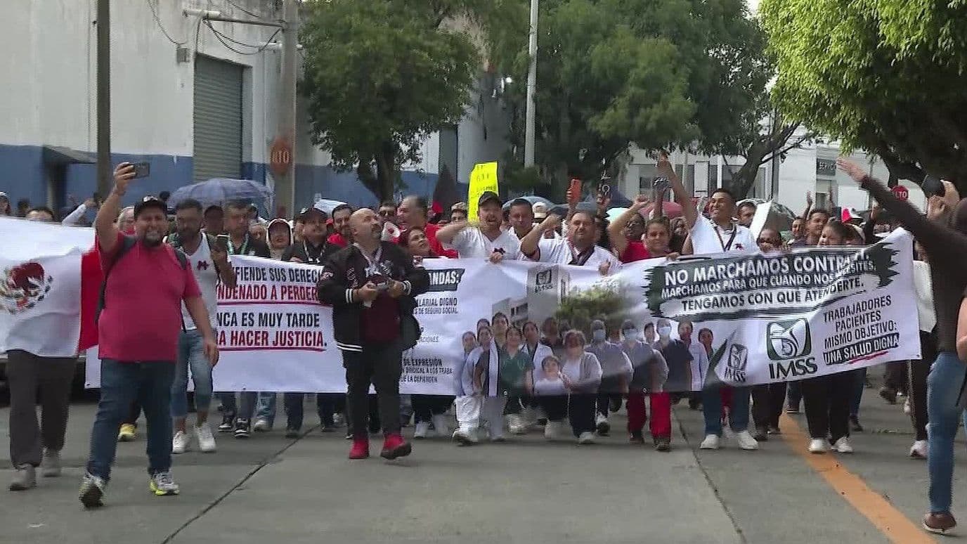 Trabajadores del IMSS se Manifiestan en Guadalajara para Exigir Mejores Salarios