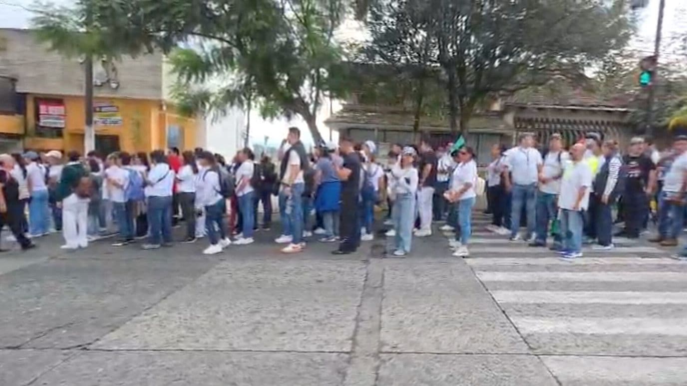 Personal Médico del IMSS en Xalapa Realizan Manifestación Exigen Aumento Salarial