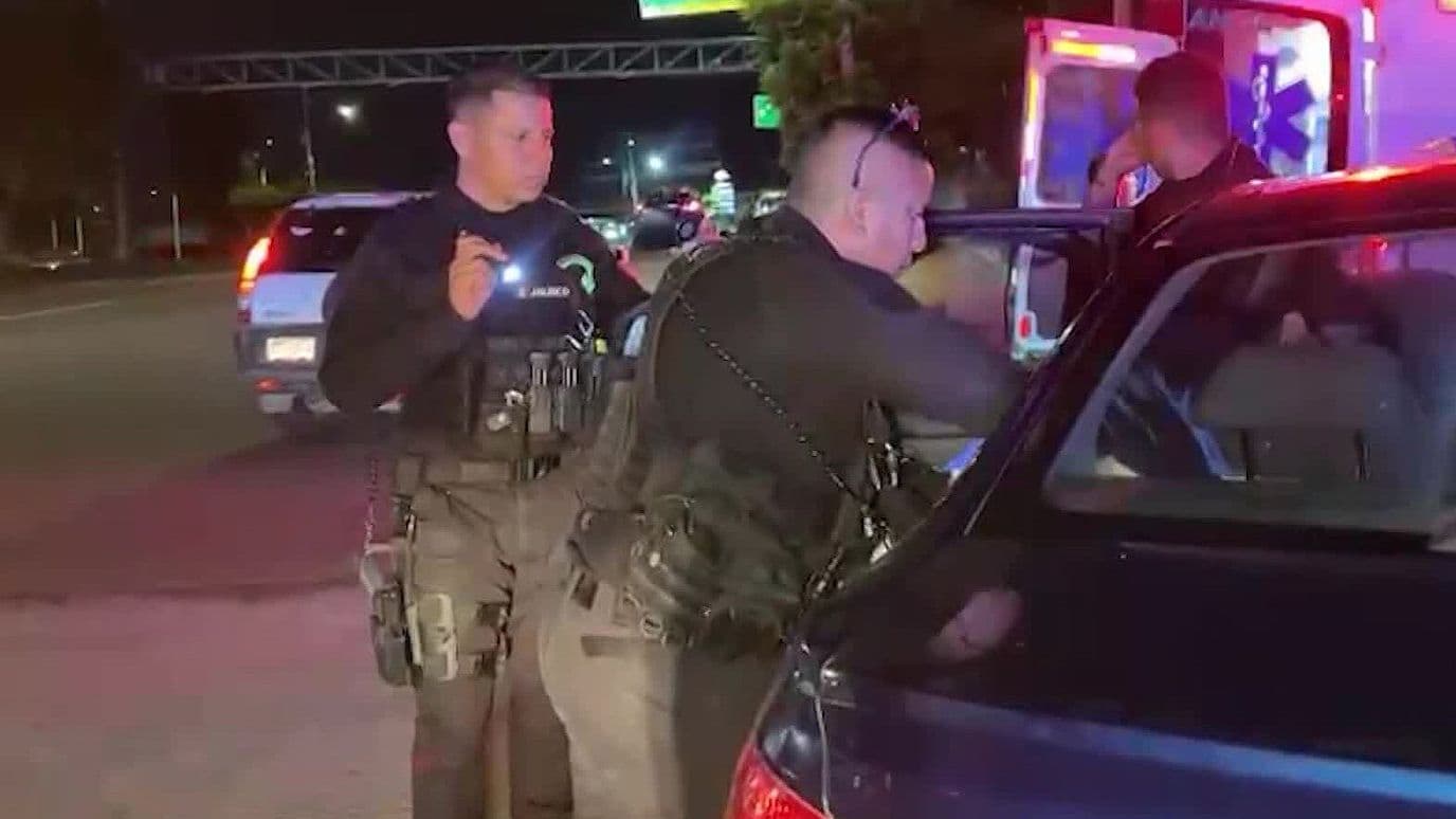 Policías de Jalisco Ayudan a Mujer a Dar a Luz en un Taxi de Plataforma en Tlaquepaque