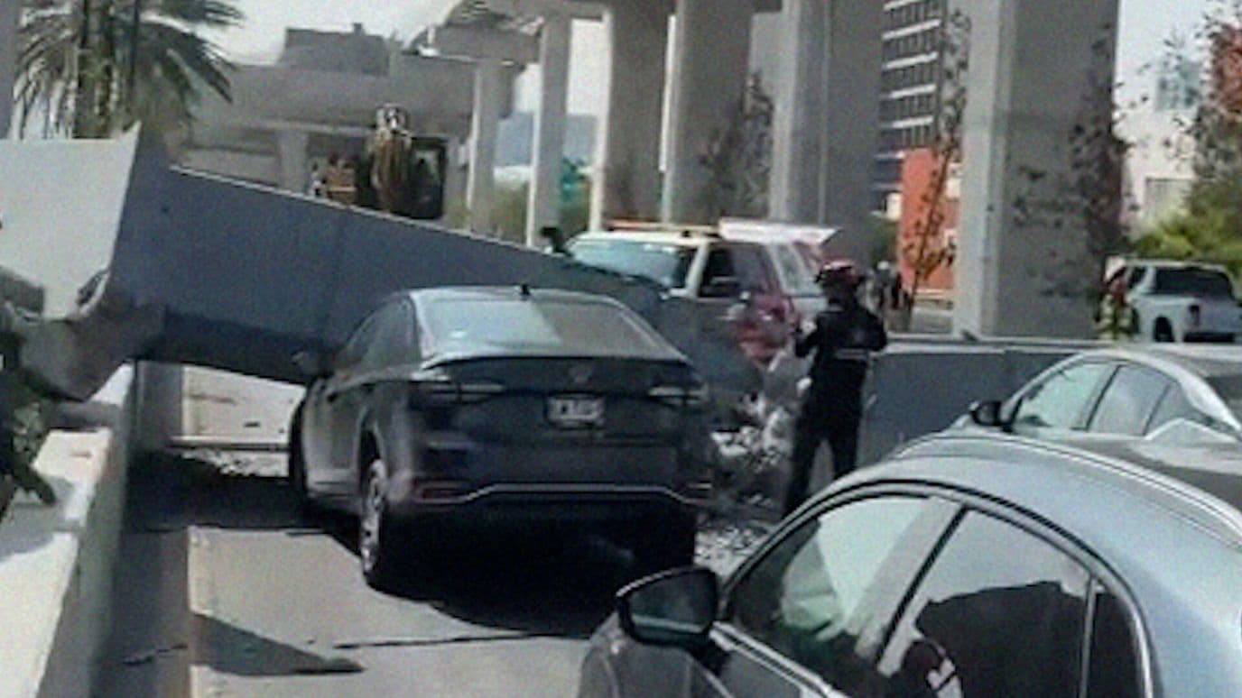 Puente Peatonal Cae Sobre Auto en Monterrey, Nuevo León