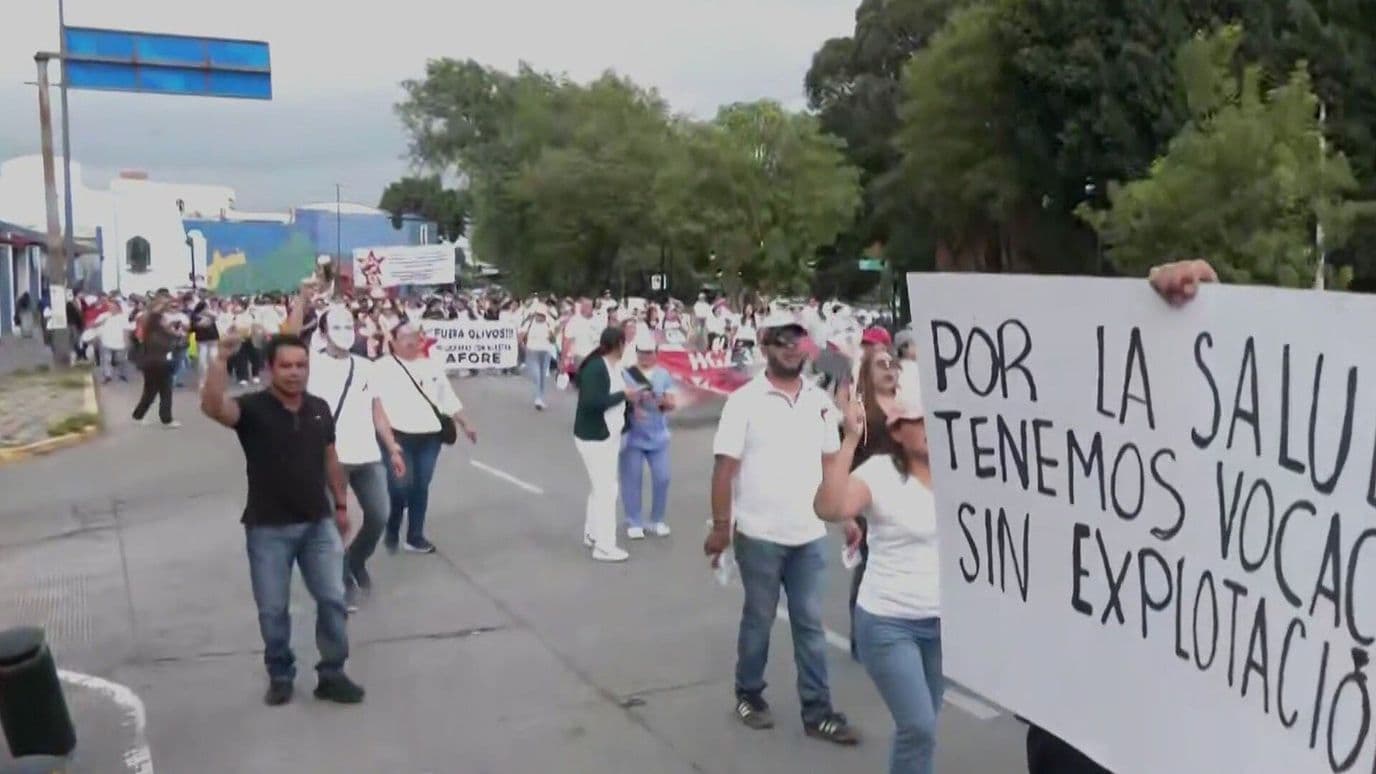 Más de Mil Trabajadores, Jubilados y Sindicalizados del IMSS Marchan en Puebla