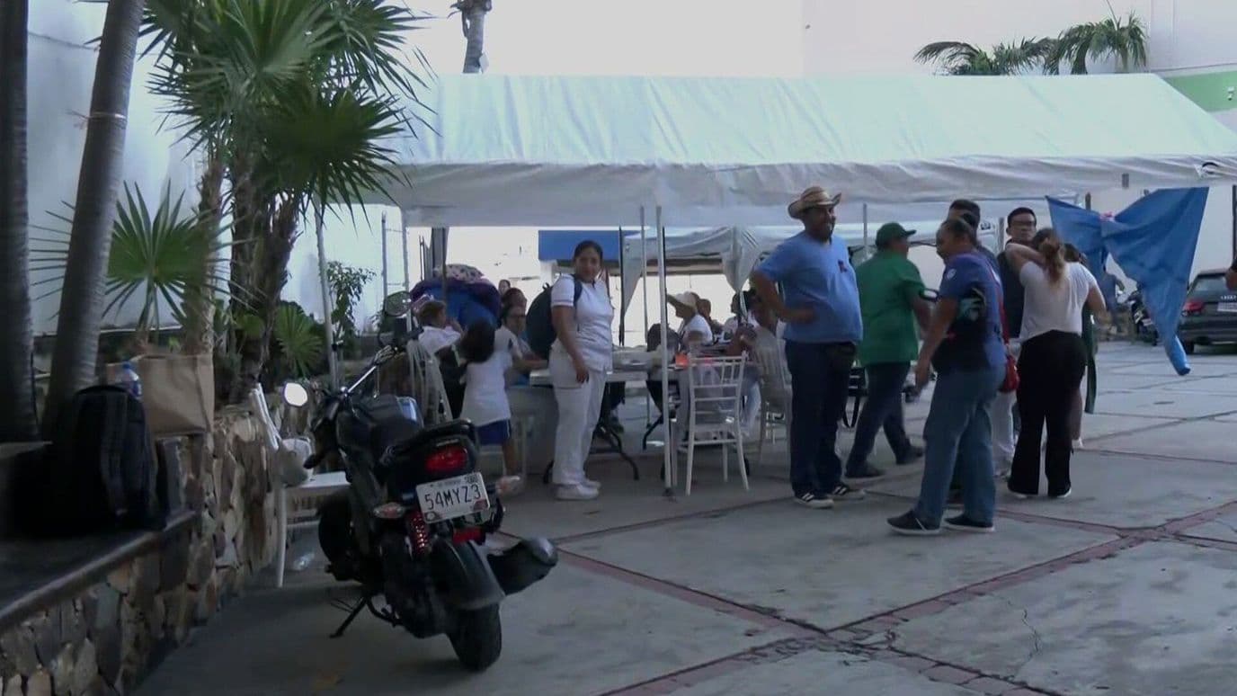 Trabajadores del IMSS Marchan en Acapulco Exigen Aumento Salarial e Insumos Médicos