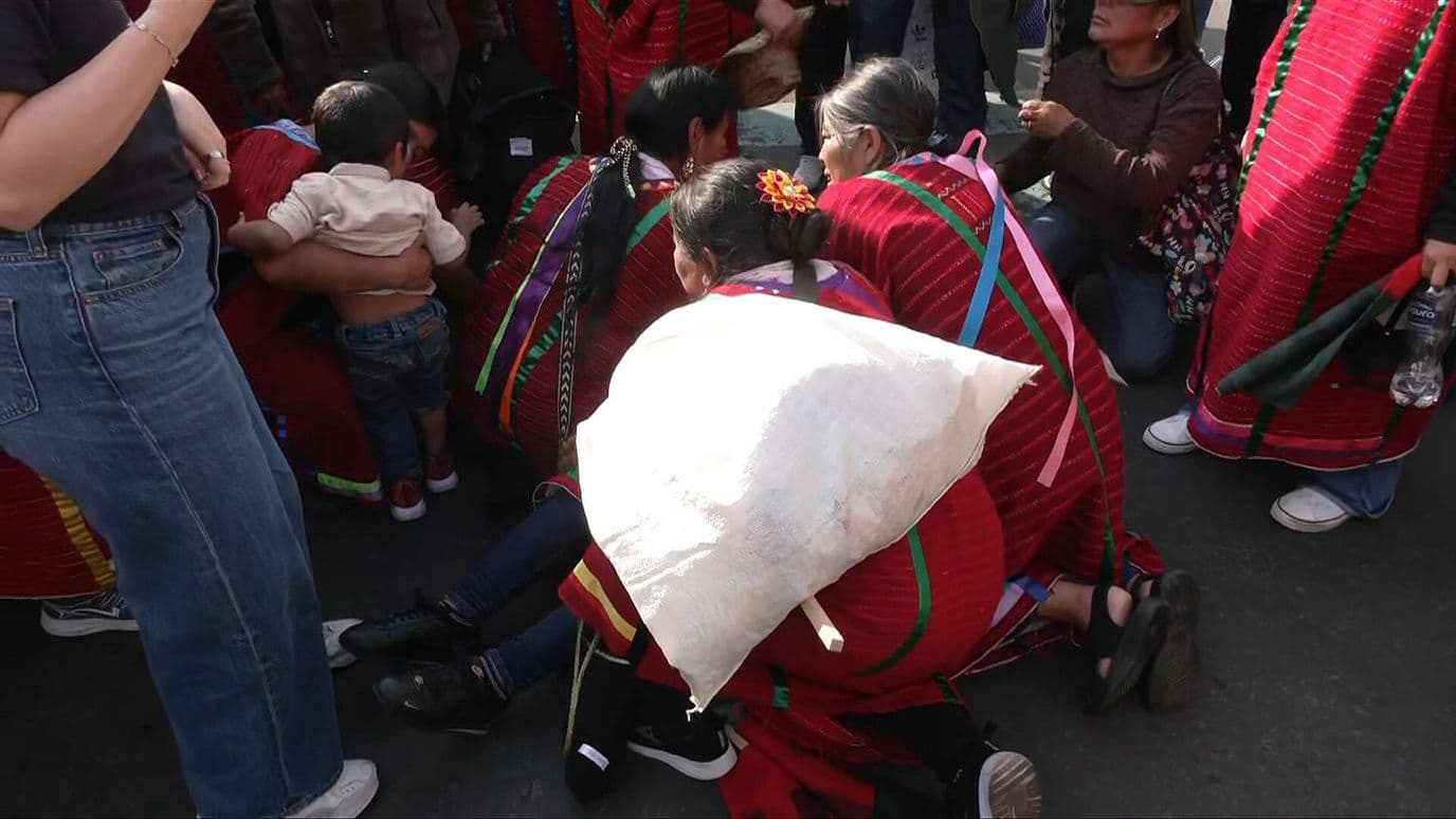 Motociclista Atropella a Mujer Triqui con Bebé en Bloqueo de Bucareli, CDMX