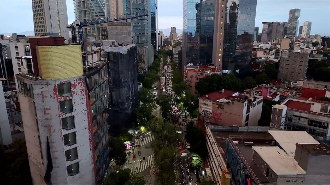 Así Se Ve Desde el Aire la Marcha de Trabajadores del IMSS por Insurgentes, en CDMX