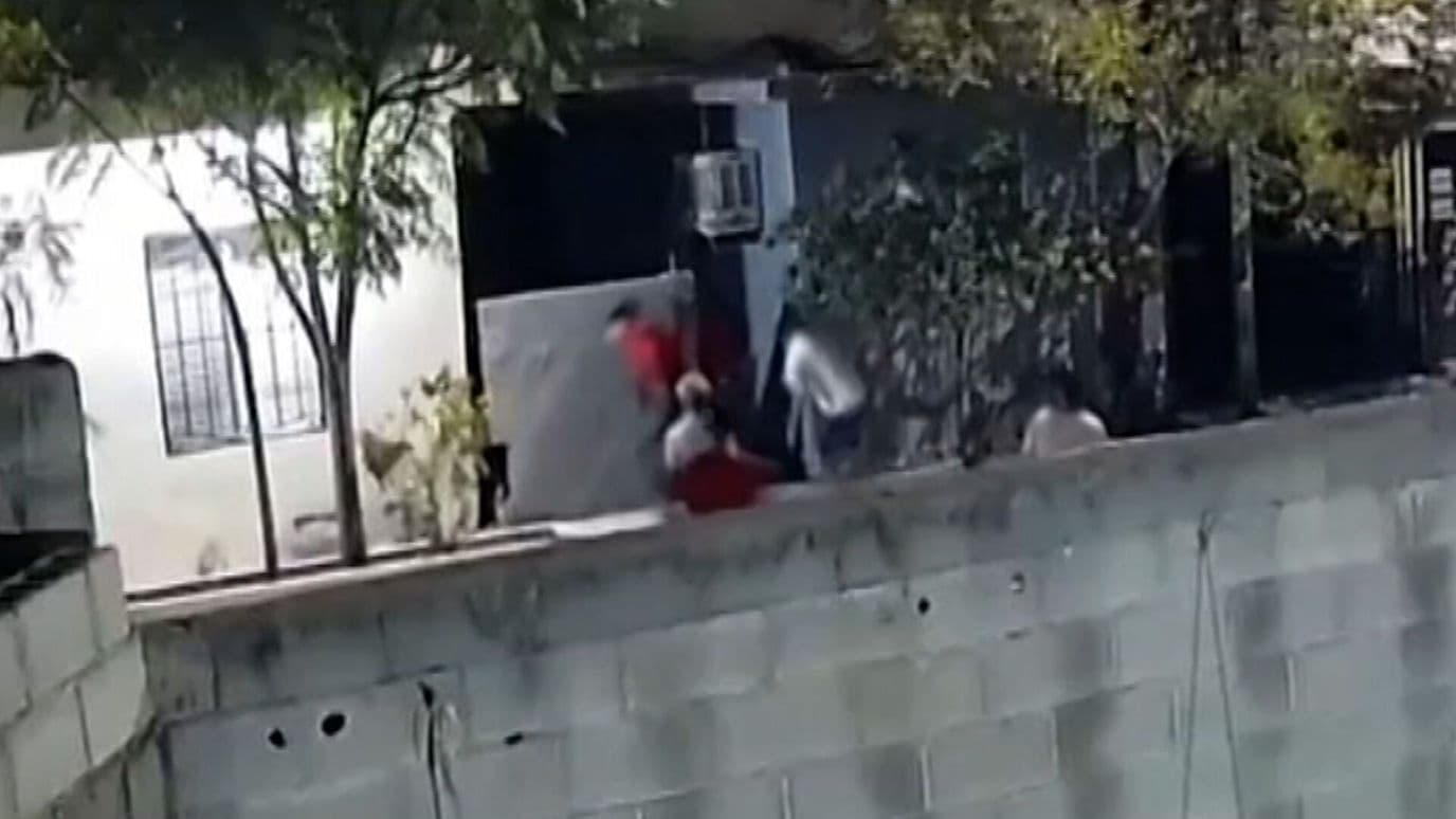 Jóvenes Balean Fachada de Vivienda en Juárez, Nuevo León