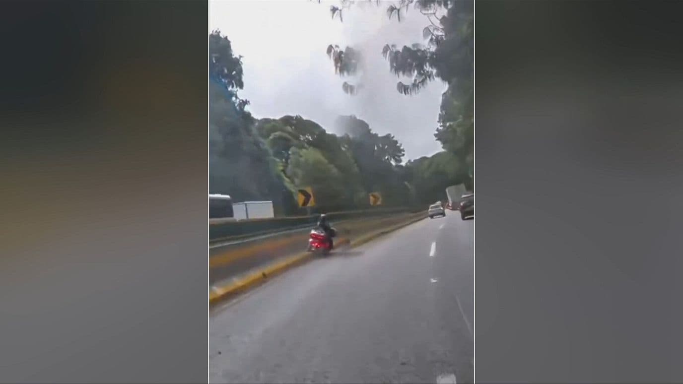 Video: Motociclistas Chocan Contra Muro Central en la México-Cuernavaca