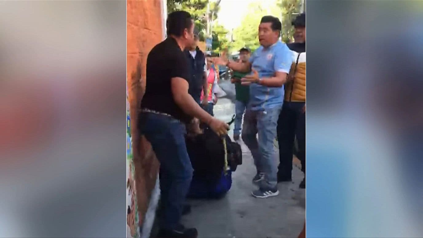 Video: Golpean a Presunto Agresor que Golpeaba y Cortaba el Cabello a su Expareja
