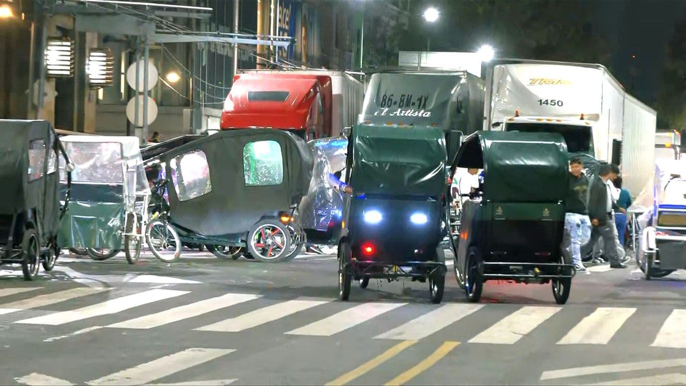 Ciclotaxis de CDMX Trasladan Bloqueo al Eje Central por Retiro de Cuatro Unidades