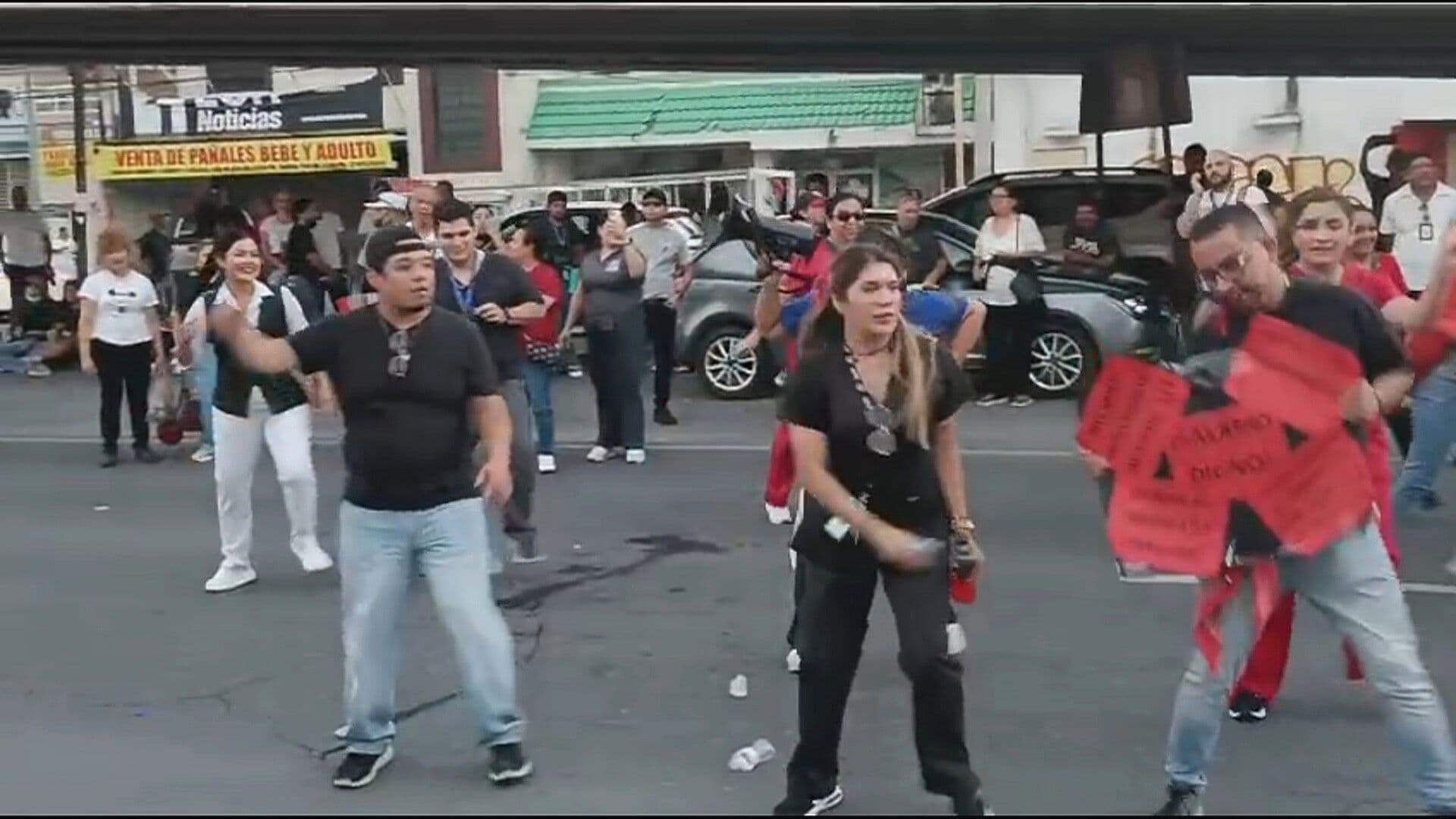 Protesta del IMSS en Monterrey Se Convierte en Baile Masivo del 'Payaso de Rodeo'