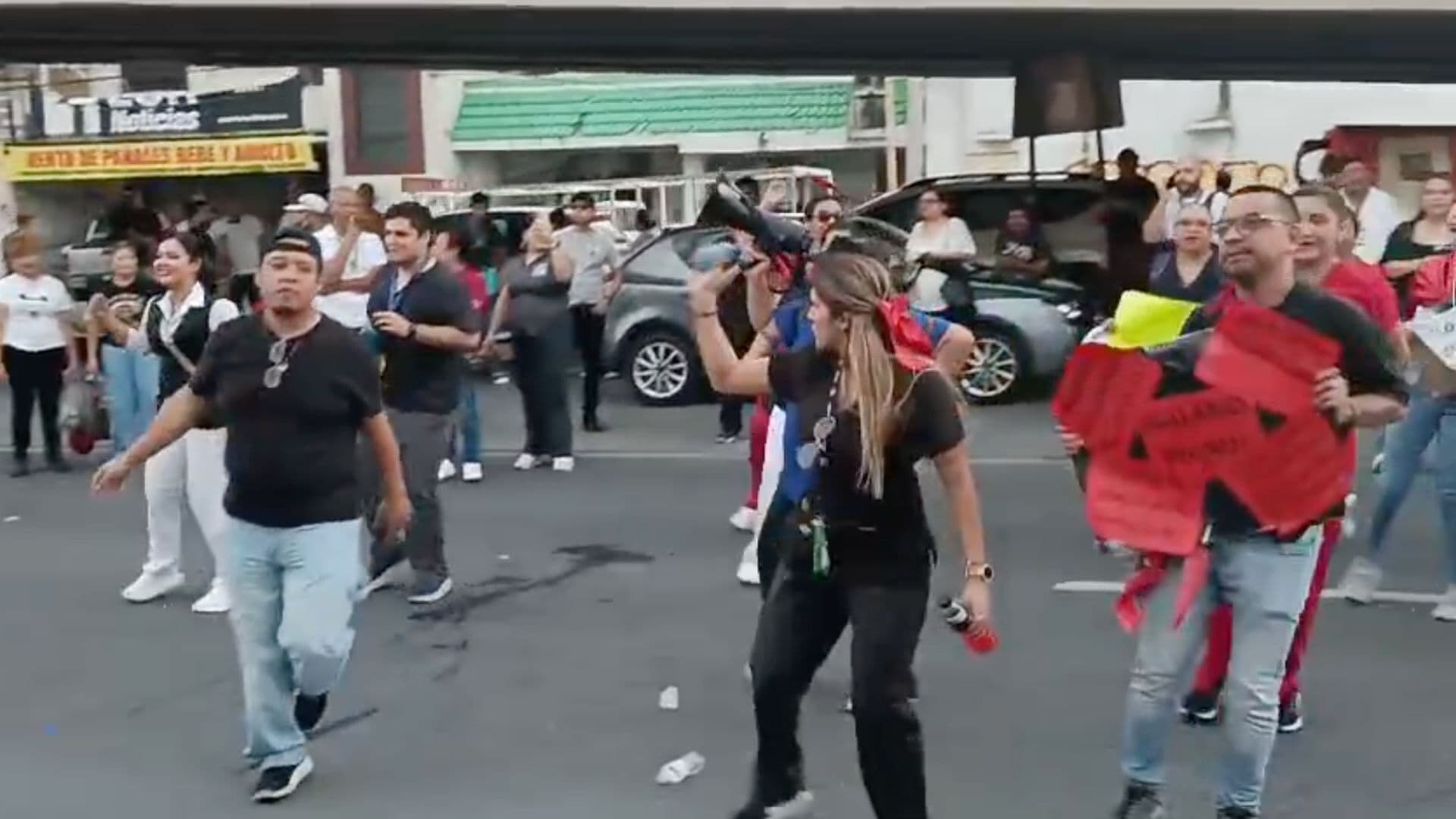Personal del IMSS Baila Payaso de Rodeo Durante Bloqueo en Monterrey, NL