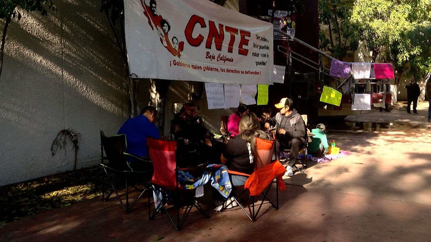 Integrantes de CNTE Protestan por la Falta de Pago de Docentes Interinos en BC