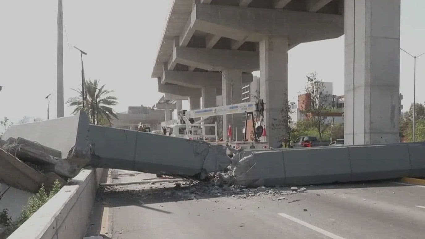 Así Golpeó Vehículo a Puente Peatonal que Colapsó en Monterrey