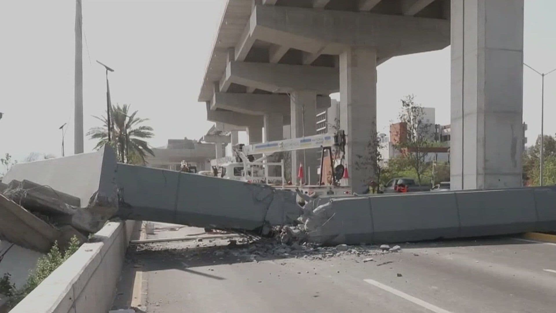 Así Golpeó Vehículo a Puente Peatonal que Colapsó en Monterrey
