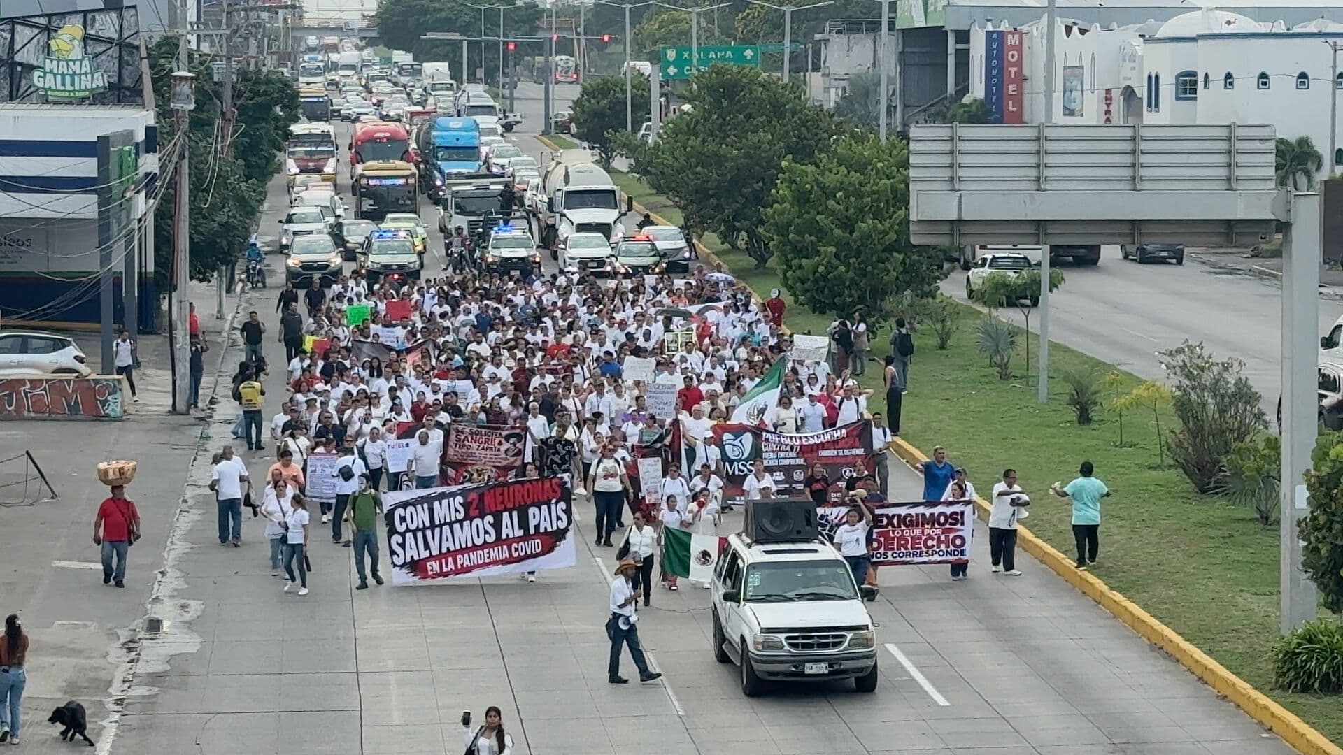 Médicos Marchan en la Ciudad de Veracruz; Exigen Insumos y Aumento Salarial