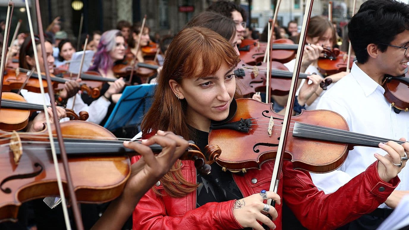 Jóvenes Protestan Tocando Música en París, Exigen Mejores Condiciones Escolares