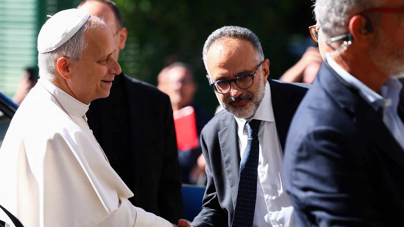 El  Vaticano Reporta una Noche Tranquila del Papa León XIV tras Cirugía