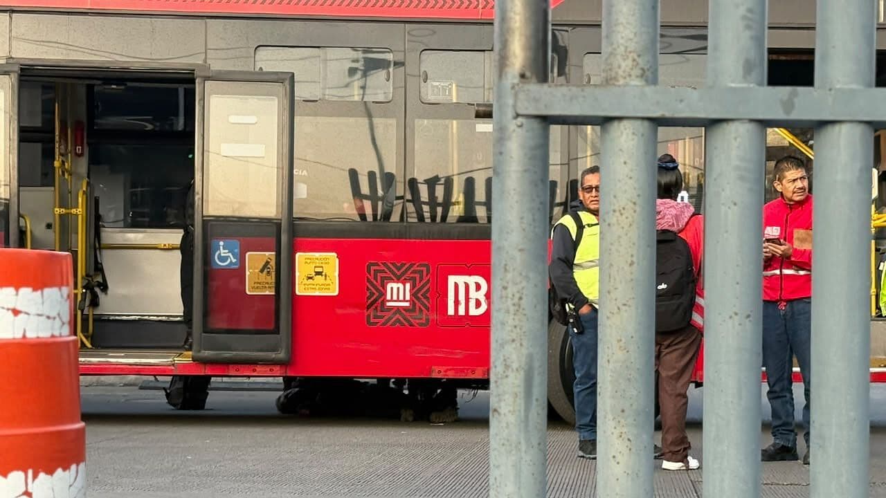 Unidad del Metrobús Atropella a Adulto Mayor en Pantitlán; Suspenden Servicio en Paradero