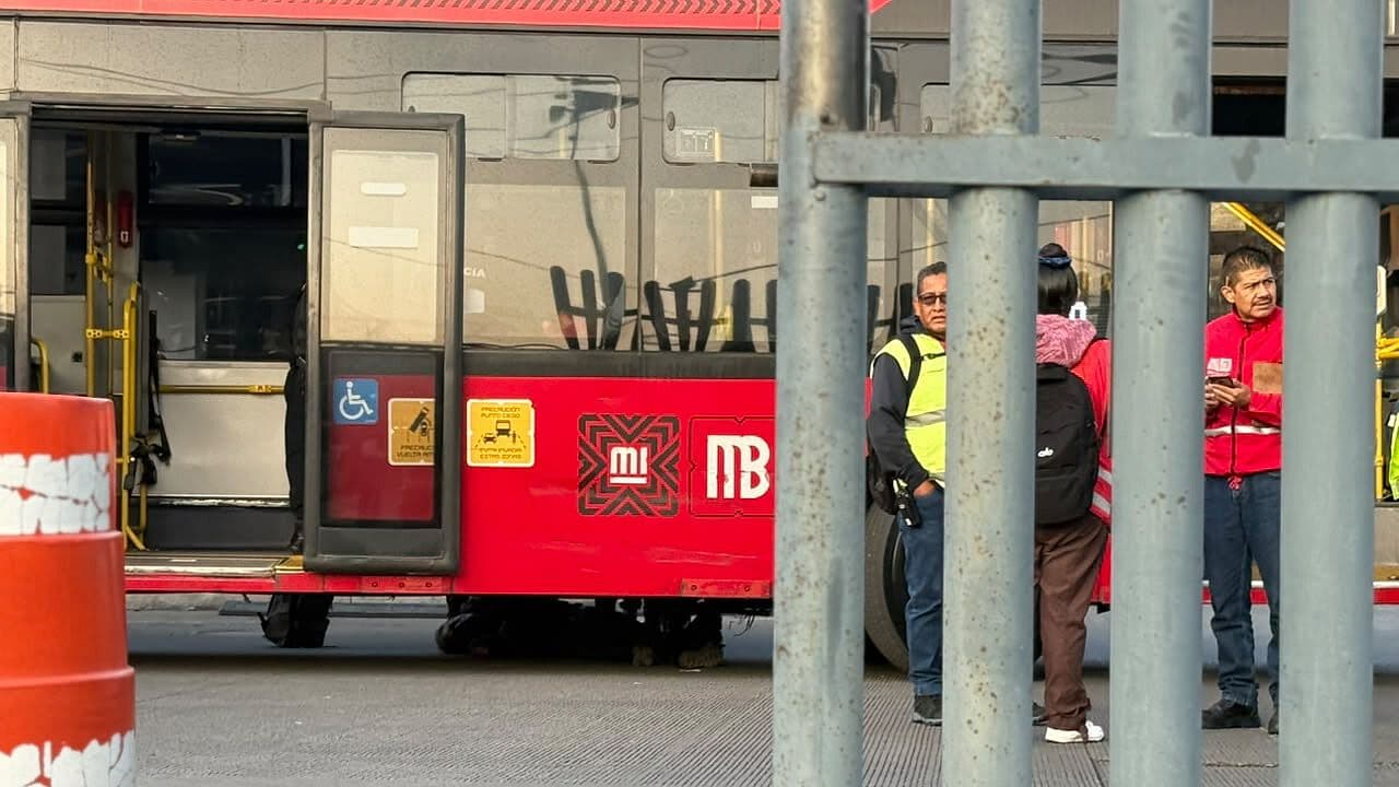 Unidad del Metrobús Atropella a Adulto Mayor en Pantitlán; Suspenden Servicio en Paradero
