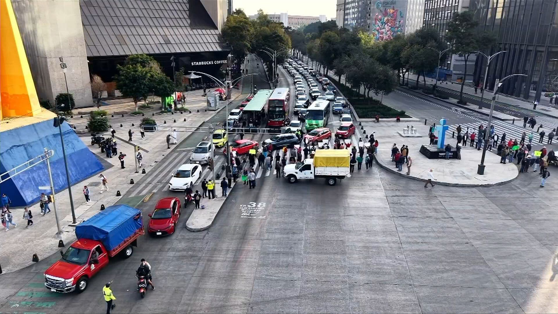 Ejidatarios Bloquean Paseo de la Reforma: Hay Caos Vial