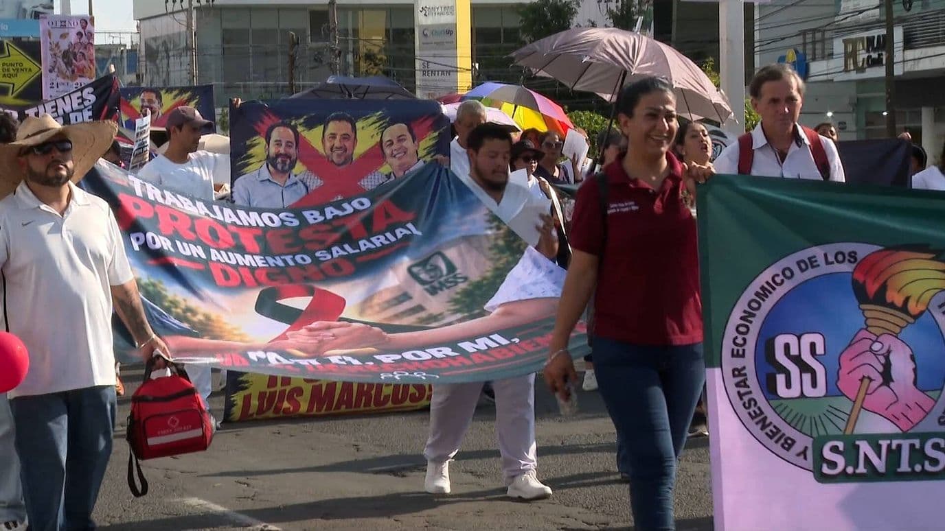 Trabajadores del IMSS Marchan en Aguascalientes por Mejores Salarios e Insumos