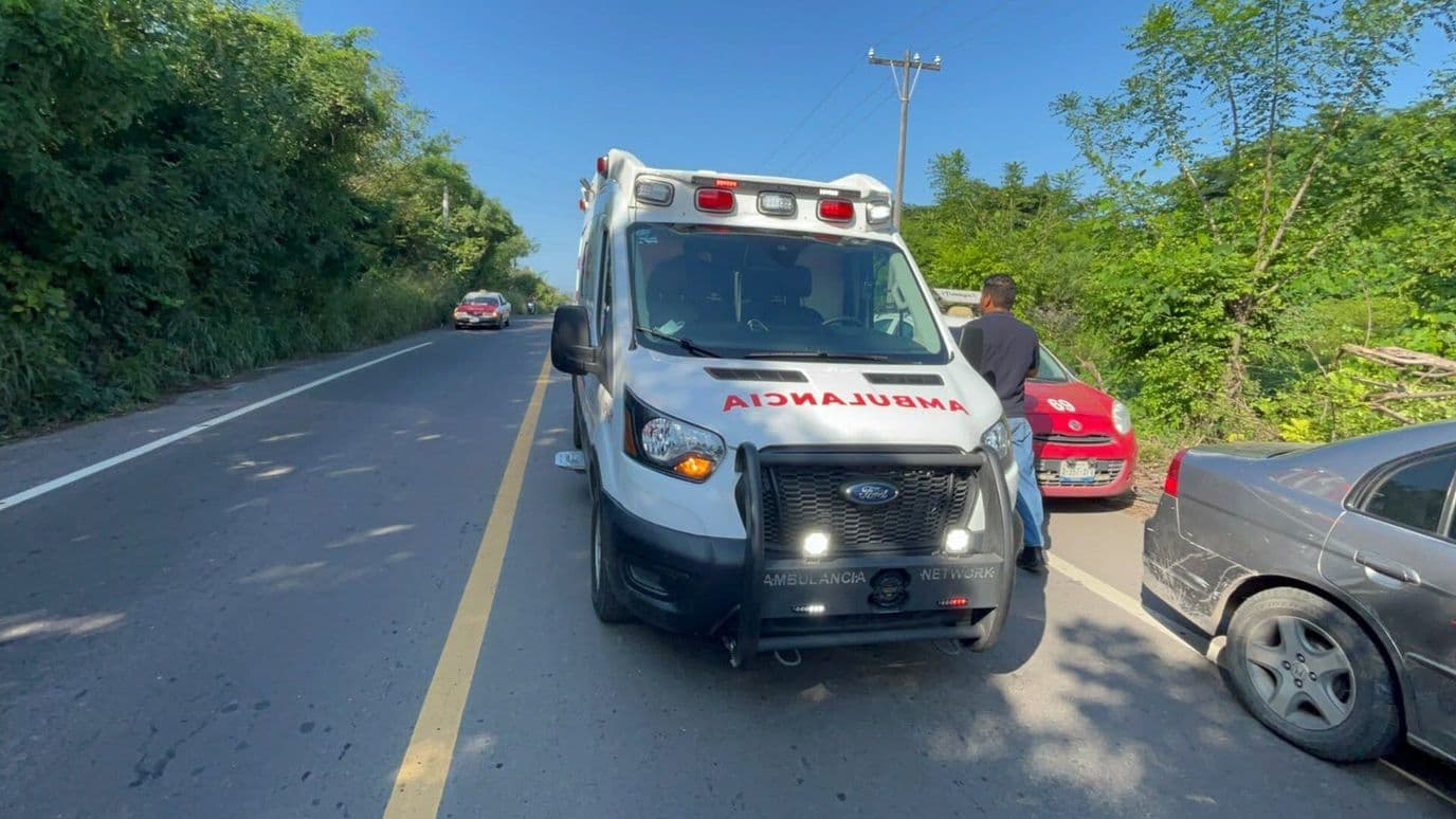 Camioneta y Motocicleta Chocan en Dos Lomas; Hay Lesionados