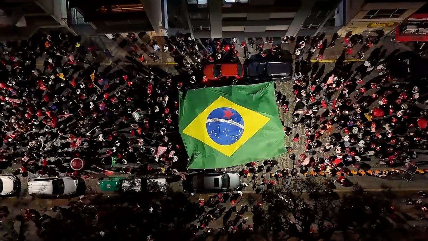 Miles de Brasileños Salen a Apoyar a Lula en Porto Alegre