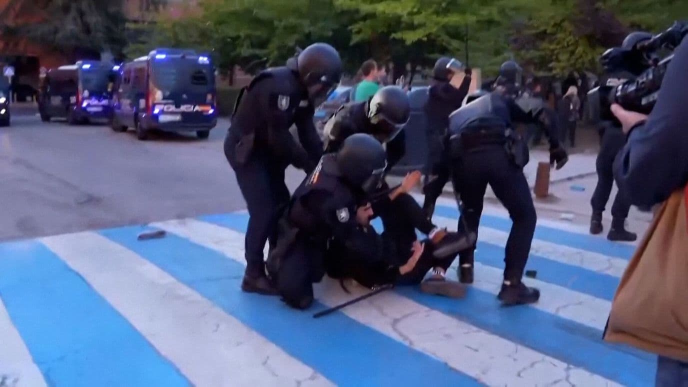 Policías Atacan a Estudiantes de Movimiento por Educación Pública